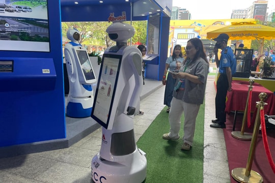 Robot phục vụ phủ sóng nhà hàng Việt - không còn lạ lẫm