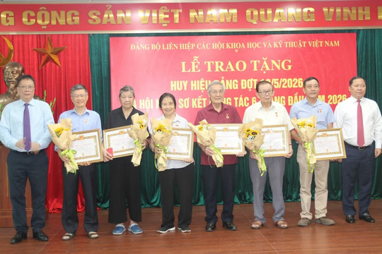 Đảng ủy VUSTA trao tặng Huy hiệu Đảng và sơ kết 6 tháng đầu năm 2026