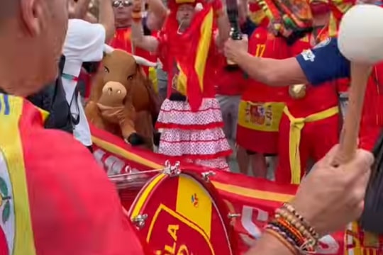 Người kế nhiệm 'Manolo đánh trống' xuất hiện tại World Cup 2026