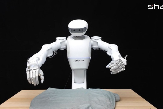 Robot hình người "North" của Sharpa gấp áo sơ mi, làm việc nhà trơn tru