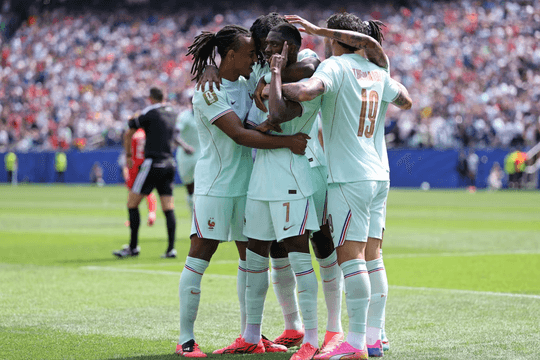 Mbappe hãy nhường chân cho Dembele