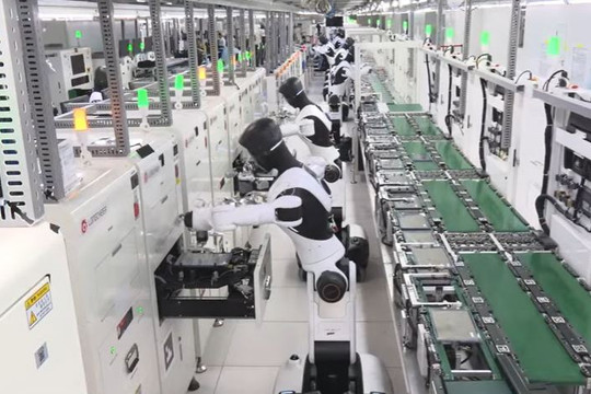 Robot hình người Trung Quốc làm việc tại nhà máy liên tục 6 ngày, tỉ lệ thành công là 99,99%