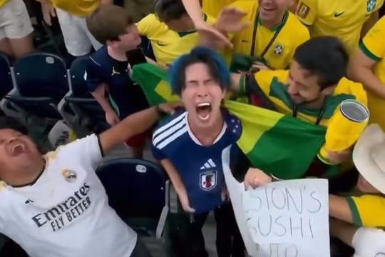 Camera lia trúng một 'Samurai Nhật Bản' gào thét tuyệt vọng giữa biển 'vũ công Samba'