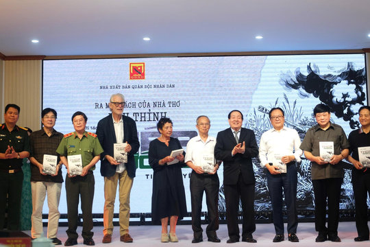 Nhà thơ Hữu Thỉnh ra mắt tiểu thuyết 'Thép dưới cỏ'