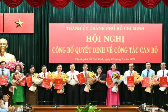 TP.HCM trao quyết định nhân sự Báo Sài Gòn Giải Phóng, Báo điện tử Tuổi Trẻ, Đài Phát thanh và Truyền hình TP.HCM