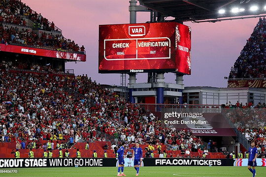 Sân cỏ World Cup bị biến thành 'phòng thí nghiệm'