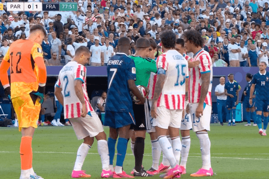 Mbappe bắt kịp Messi, Paraguay chơi xấu xí nhưng không phải nhận thẻ vàng