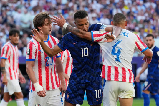 Kỉ nguyên Mbappe: Văn hóa, xung đột, chiến trường, tư bản và World Cup