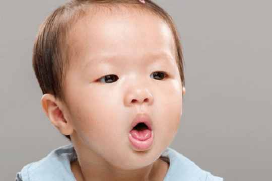 Ho mãi không khỏi, bé gái phát hiện ruột chui lên lồng ngực