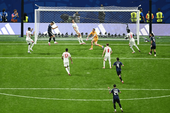 Chân nào cũng là chân Messi