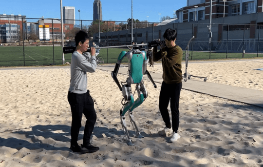 Cơ chế huấn luyện mới giúp robot hình người đi được trên cát