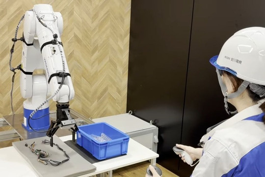 Robot AI học cách nhặt bó dây điện mềm bằng trí tuệ nhân tạo vật lý