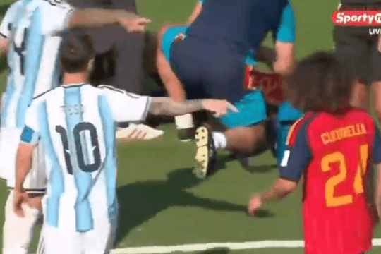Messi như đứa trẻ mách cô giáo, Argentina tự làm xấu hình ảnh bằng sự cay cú