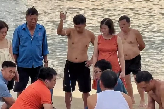 Video 5 bác sĩ Tuyên Quang đi du lịch cứu người đuối nước ở biển Nhật Lệ gây sốt MXH