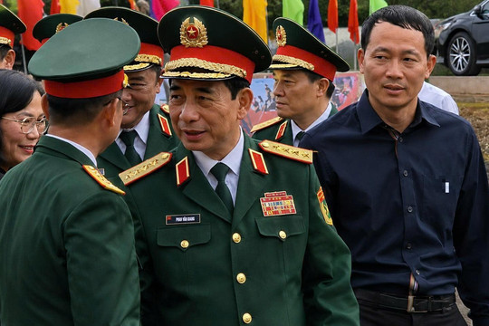 Đại tướng Phan Văn Giang đáp trực thăng xuống điểm tìm kiếm hài cốt liệt sĩ ở Đồng Nai