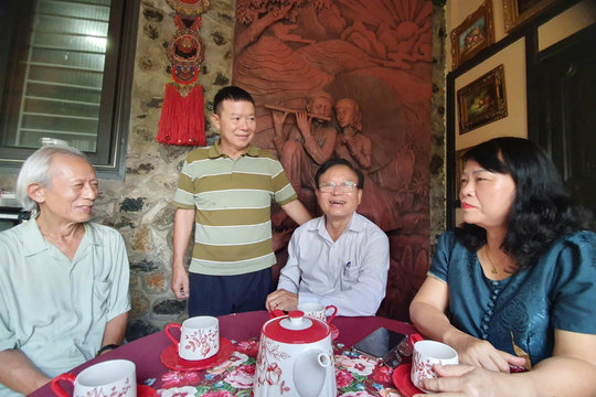 Cuộc gặp lạ sau 32 năm giữa NSƯT Văn Báu và Thiếu tướng công an - nhà văn Nguyễn Hồng Thái