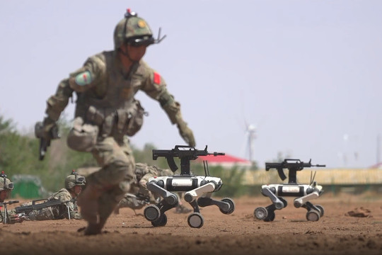 Tin vũ khí hôm nay 28/7: Trung Quốc trình làng robot chiến lang AS2-W