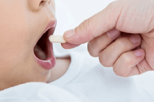 Bé trai 4,5 tuổi bị suy gan cấp vì uống thuốc hạ sốt paracetamol