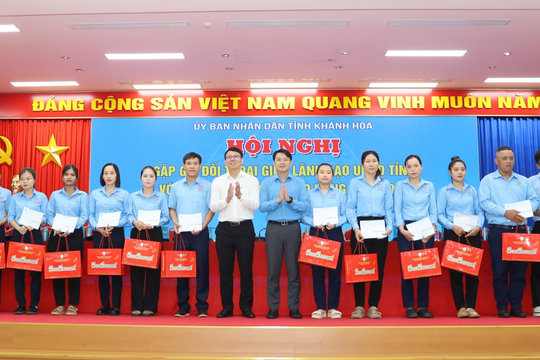 Lãnh đạo UBND tỉnh Khánh Hòa gặp gỡ, đối thoại với đoàn viên, người lao động