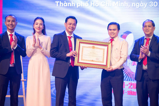 Hiệp hội Quảng cáo TP.HCM nhận bằng khen của Thủ tướng