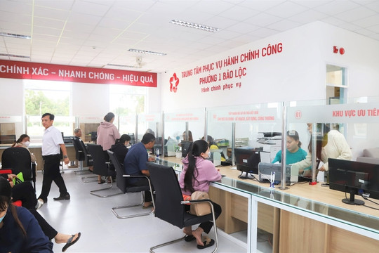 Từ 15/8, muốn được miễn, giảm lệ phí qua VNeID phải làm gì?