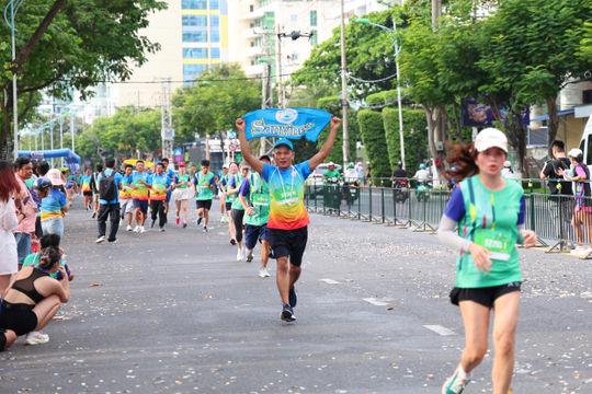 Hơn 500 nhân viên Yến sào Khánh Hòa tham gia VnExpress Marathon Nha Trang