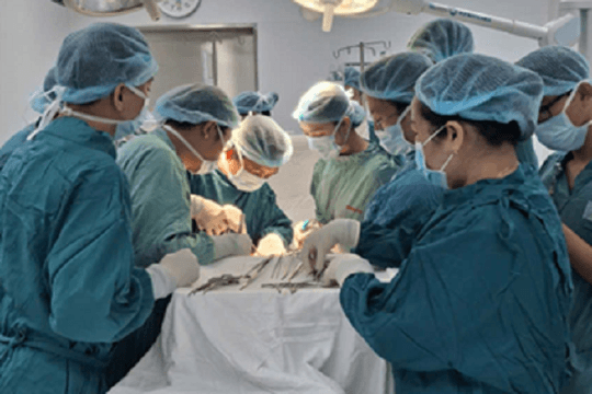 Bế tắc ở Mỹ, người phụ nữ 51 tuổi trở về Việt Nam được cứu khỏi khối u 5kg