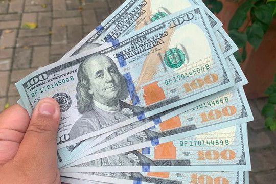 Đằng sau giá USD 'chợ đen' rớt xuống đáy một năm và rẻ hơn ngân hàng là gì?