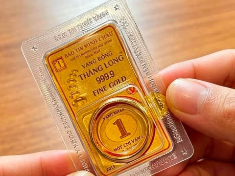 Giá vàng hôm nay 18/8: Có người gom 3 tháng lương chưa mua nổi 1 chỉ vàng
