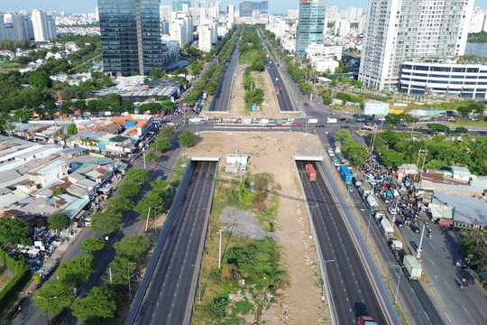 Giao thông TP.HCM chạy nước rút, lo nhất mặt bằng và vật liệu