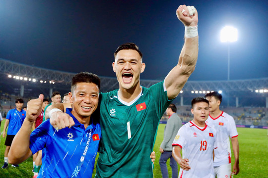 Thắng 2-0, Việt Nam buộc Malaysia phải mạo hiểm