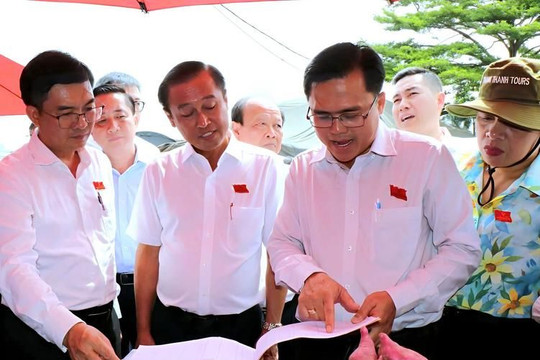 Hơn 2.000 tấn thực phẩm qua chợ Hóc Môn mỗi ngày: Ai kiểm soát bên ngoài?