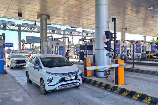 Xe trùm bạt vẫn mất phí ví ETC: Tài xế bức xúc, VETC và ePass nói gì?