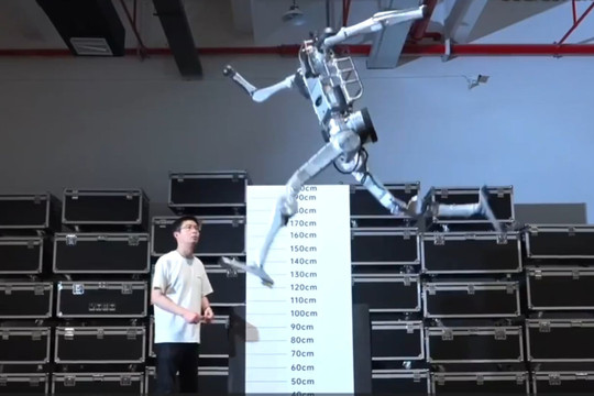 Unitree trình làng robot hình người 'Superman' chạy nhanh hơn 'Tia chớp'