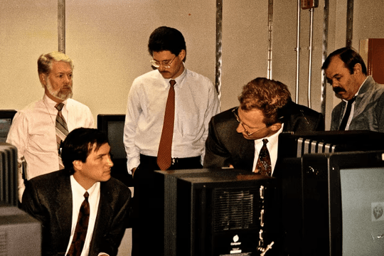 Steve Jobs trụ vững ở NeXT nhờ hợp đồng bí mật với CIA, trở lại Apple trong khải hoàn