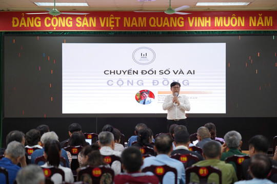 Cán bộ phường Từ Liêm thử dùng AI: 'Tưởng không hay mà hay không tưởng'