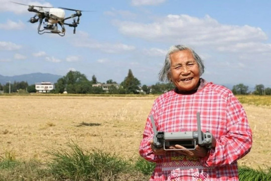 82 tuổi vẫn lái drone bón phân vèo vèo, bà lão Trung Quốc gây sốt mạng xã hội