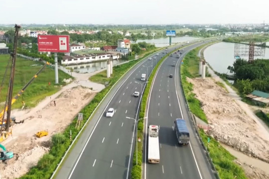 CSGT thị phạm cách dùng làn trái để vượt xe trên cao tốc