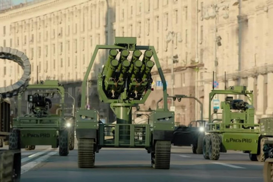 Ukraine duyệt binh bằng robot: Thảm họa nhân lực ẩn sau màn trình diễn công nghệ