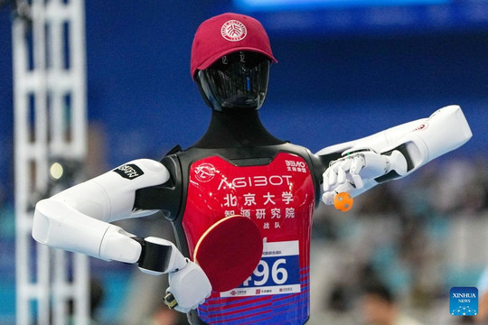 Robot hình người đấu bóng bàn: Đua tốc độ suy nghĩ và hành động