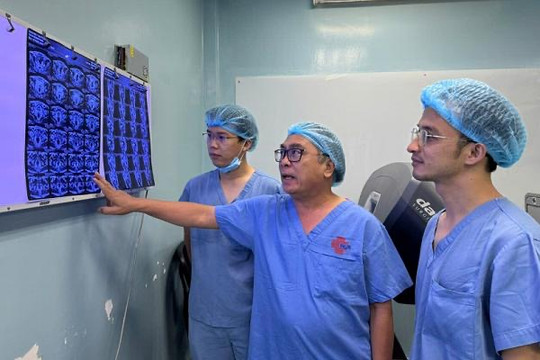 Chuyện chưa kể về vị bác sĩ và gần 900 ca mổ bằng ‘cánh tay sắt’