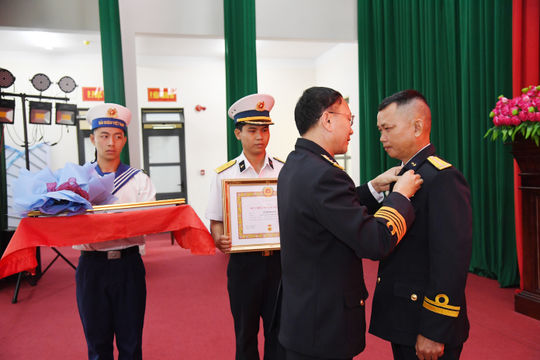 Quốc khánh 2/9, Vùng 2 Hải quân trao Huy hiệu Đảng cho đảng viên