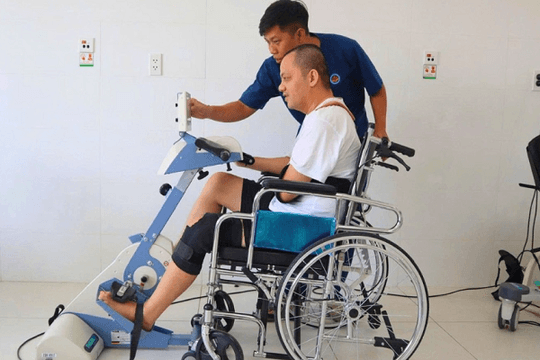 Đột quỵ tưởng tàn phế: Cuộc hồi sinh kì diệu nhờ ‘chiến binh cánh tay sắt’