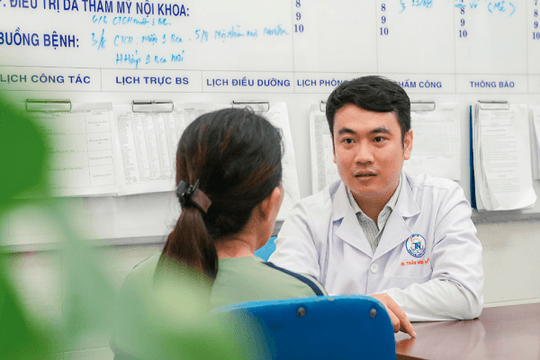 Người phụ nữ 62 tuổi ở Đồng Nai bị biến chứng, lật mi mắt nặng sau làm đẹp