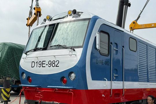 Loạt công nghệ mới trên đầu máy D19E của đường sắt Việt Nam
