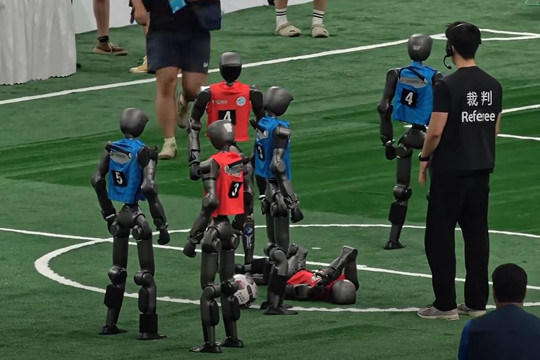 Các cầu thủ robot hình người đá bóng thì ít, đánh nguội thì nhiều