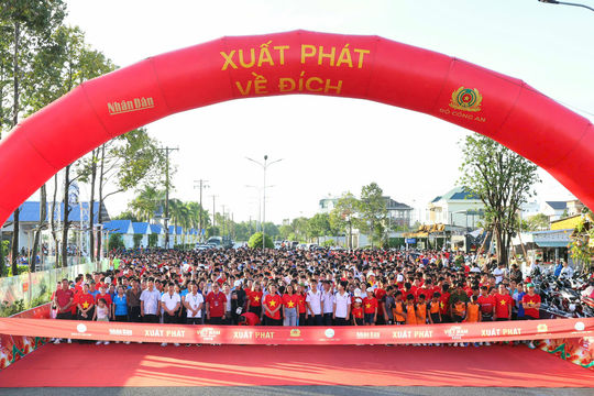TP. Cần Thơ: Hơn 5.600 người xuống đường lập kỉ lục Giải đi bộ 'Cùng Việt Nam tiến bước'