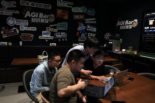 AGI Bar ở ‘Thung lũng Silicon Trung Quốc’ chật kín khách nhờ tặng token miễn phí