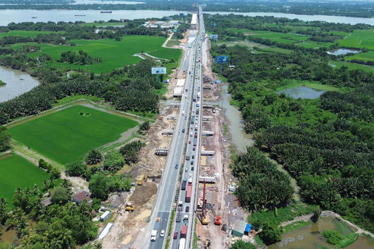 Công trường mở rộng cao tốc TP.HCM - Long Thành chạy đua với tiến độ