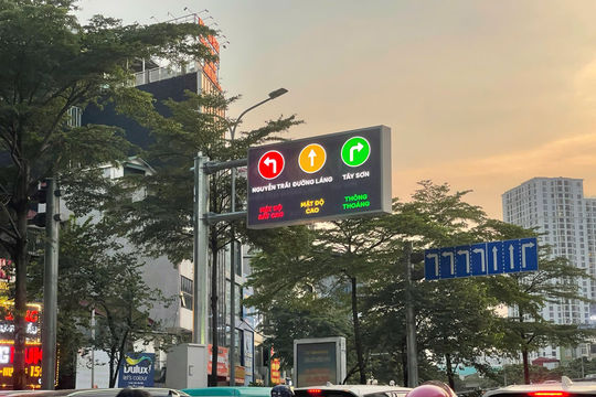 Hà Nội bớt ùn tắc từ xa, 'mắt thần' LED giúp người dân né điểm nghẽn